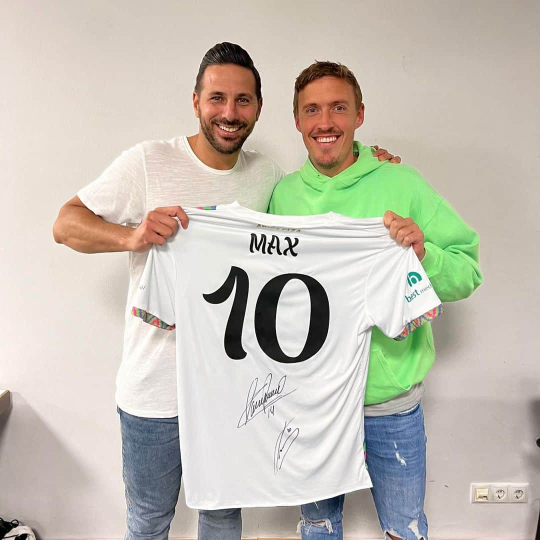 マックス・クルーゼさんのインスタグラム写真 - (マックス・クルーゼInstagram)「Claudio es war mir eine Ehre mit dir auf dem Platz gestanden zu haben! Zu gewinnen gibt es mein Matchworn Trikot - signiert von @claupiza14 und mir.  Was ihr dafür tun müsst: 1. @max.kruse10, @dilaramardine & @claupiza14 auf Instagram folgen 2. Die Kruses auf Youtube abonnieren 3. #adiosclaudio kommentieren Mit etwas Glück gehört dieses Trikot bald euch. Das Gewinnspiel geht bis zum 06.10.2022. Viel Glück euer Max!」9月30日 1時45分 - max.kruse10