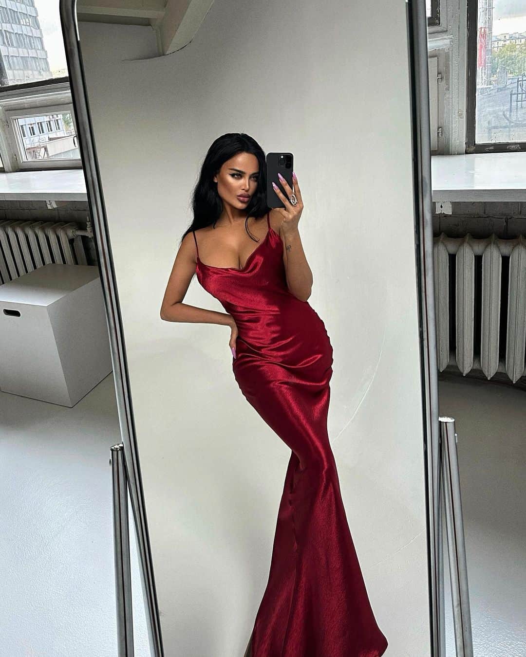 Nita Kuzminaのインスタグラム：「Как мне все-таки идёт винный цвет🍷 _ Dress @miss_vesna_shop」