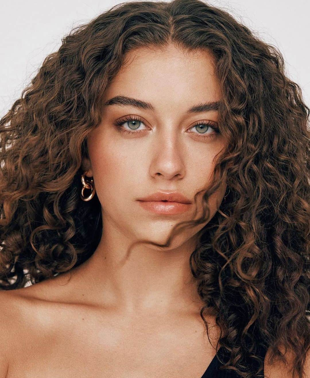 Anna Lylesさんのインスタグラム写真 - (Anna LylesInstagram)「Reverence to the curls. #heatfree wet-set prep using a curl gel and fragrance-free leave-in conditioner. A subtle breeze captured by @michellemoniquephoto @carolinejayna makeup @tamielsombati styling @jmaehinks assisted by @glambynawel 🖤 hair by #annalylesgots @ateliermgmt」9月30日 3時13分 - annag0ts