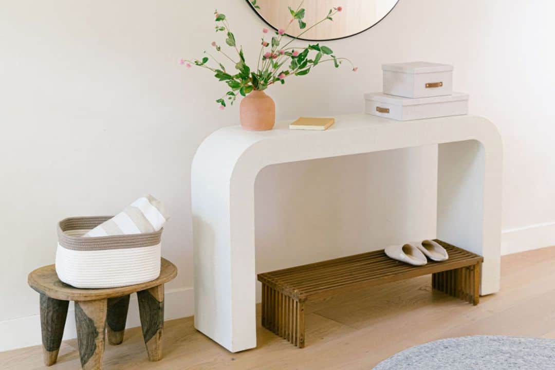 近藤麻理恵のインスタグラム：「Whether it's you, a loved one who just got home from a long day at work, or a much-anticipated visitor, the entryway is frequently the first room someone sees when they enter the house. It's also one of the hardest locations to keep tidy. Certified KonMari consultants, Alichia Pretorius (@a_journey_to_joy) and Nancy Eaton (@nancyeatoninspiredliving), share how to make an entryway feel both welcoming and functional. Follow the link in my bio to learn more.」