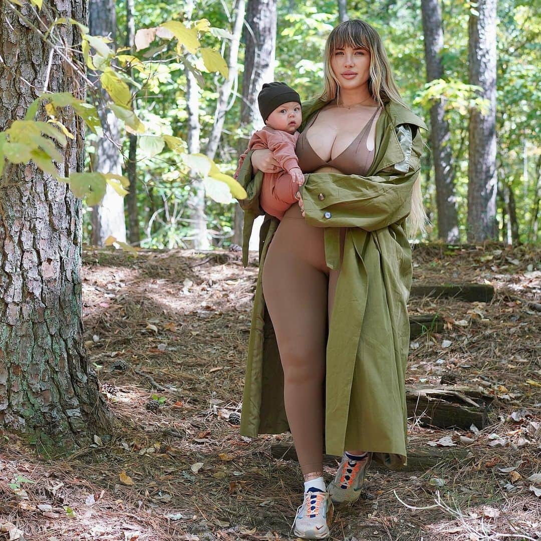 ニッキー・ヒートンのインスタグラム：「Who wants to come on our next nature walk? ☺️  (leggings & baby suits by @naturylbyniykee)」