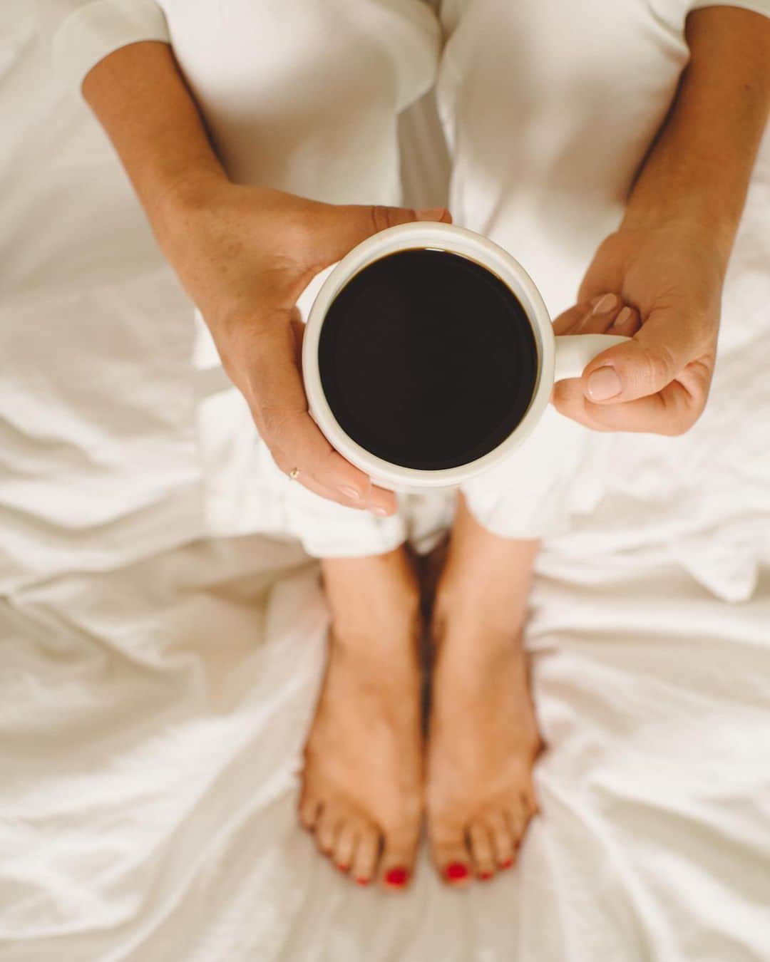 ティファニー・ティーセンのインスタグラム：「Oh #coffee… how I love thee. My always needed morning wake me up. ❤️☕️#nationalcoffeeday #cheers #coffeelover」