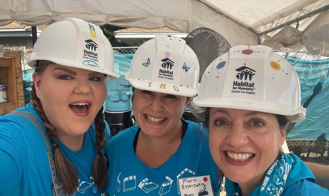 アシュリー・フィンクさんのインスタグラム写真 - (アシュリー・フィンクInstagram)「What an incredibly inspiring day we shared helping build 8 new homes with @habitatla yesterday! I’ve done several builds and each time is more fulfilling than the last. I’m so honored to be represented by a group that prioritizes giving back! Thank you @therosegroupla ! If you are looking for somewhere to volunteer I HIGHLY recommend @habitatforhumanity 🔨🏡 #habitatforhumanity #habitatla #BobbiTheBuilder」9月30日 4時24分 - axemefink