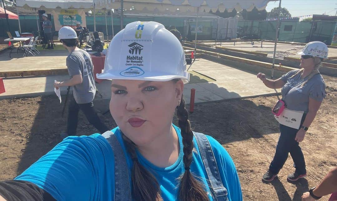 アシュリー・フィンクさんのインスタグラム写真 - (アシュリー・フィンクInstagram)「What an incredibly inspiring day we shared helping build 8 new homes with @habitatla yesterday! I’ve done several builds and each time is more fulfilling than the last. I’m so honored to be represented by a group that prioritizes giving back! Thank you @therosegroupla ! If you are looking for somewhere to volunteer I HIGHLY recommend @habitatforhumanity 🔨🏡 #habitatforhumanity #habitatla #BobbiTheBuilder」9月30日 4時24分 - axemefink