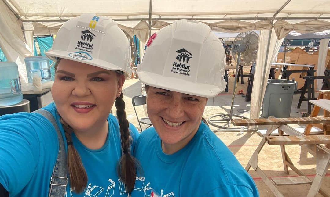 アシュリー・フィンクさんのインスタグラム写真 - (アシュリー・フィンクInstagram)「What an incredibly inspiring day we shared helping build 8 new homes with @habitatla yesterday! I’ve done several builds and each time is more fulfilling than the last. I’m so honored to be represented by a group that prioritizes giving back! Thank you @therosegroupla ! If you are looking for somewhere to volunteer I HIGHLY recommend @habitatforhumanity 🔨🏡 #habitatforhumanity #habitatla #BobbiTheBuilder」9月30日 4時24分 - axemefink