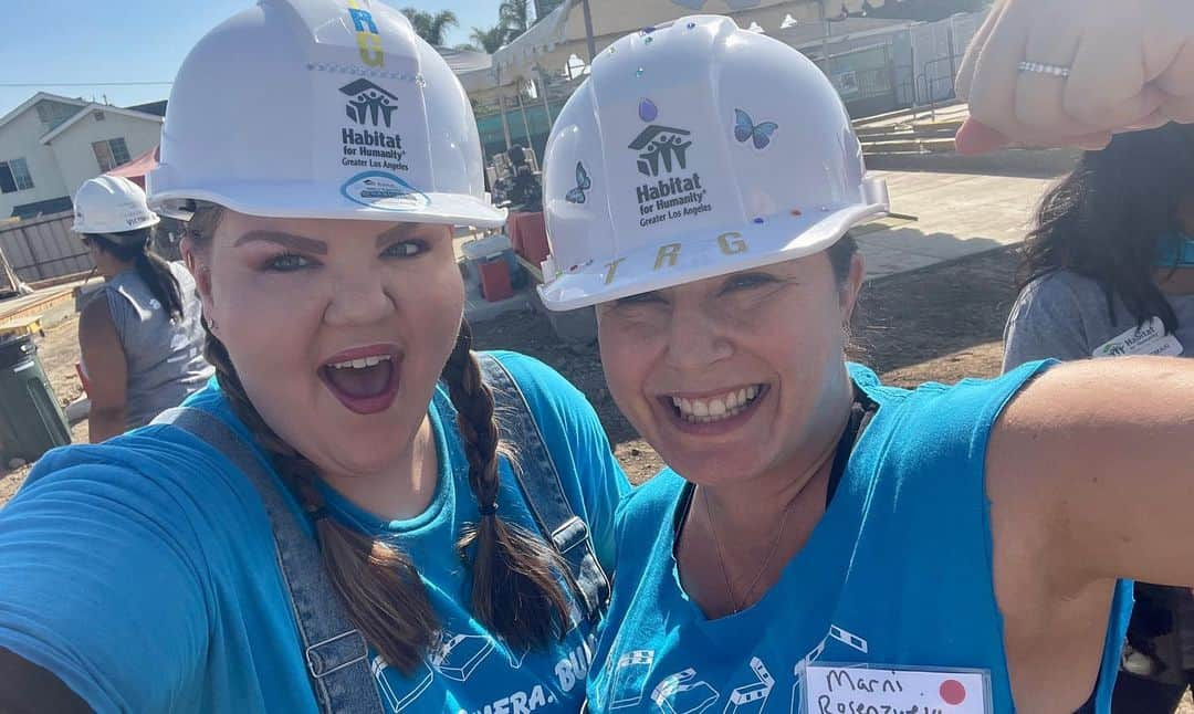 アシュリー・フィンクさんのインスタグラム写真 - (アシュリー・フィンクInstagram)「What an incredibly inspiring day we shared helping build 8 new homes with @habitatla yesterday! I’ve done several builds and each time is more fulfilling than the last. I’m so honored to be represented by a group that prioritizes giving back! Thank you @therosegroupla ! If you are looking for somewhere to volunteer I HIGHLY recommend @habitatforhumanity 🔨🏡 #habitatforhumanity #habitatla #BobbiTheBuilder」9月30日 4時24分 - axemefink