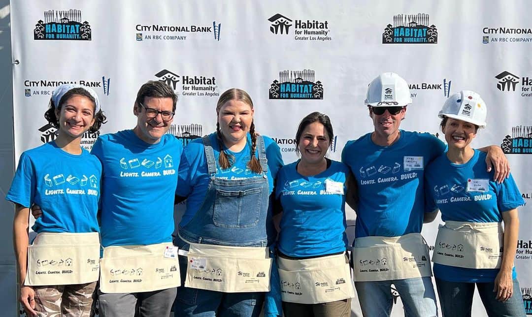 アシュリー・フィンクのインスタグラム：「What an incredibly inspiring day we shared helping build 8 new homes with @habitatla yesterday! I’ve done several builds and each time is more fulfilling than the last. I’m so honored to be represented by a group that prioritizes giving back! Thank you @therosegroupla ! If you are looking for somewhere to volunteer I HIGHLY recommend @habitatforhumanity 🔨🏡 #habitatforhumanity #habitatla #BobbiTheBuilder」