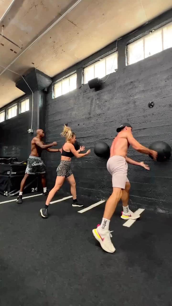 Paige Hathawayのインスタグラム：「Do you prefer working out SOLO or working out with a PARTNER / in a GROUP!?   TAG YOUR PEOPLE 👇🏼 @sandersfit_  @jmoritz24」
