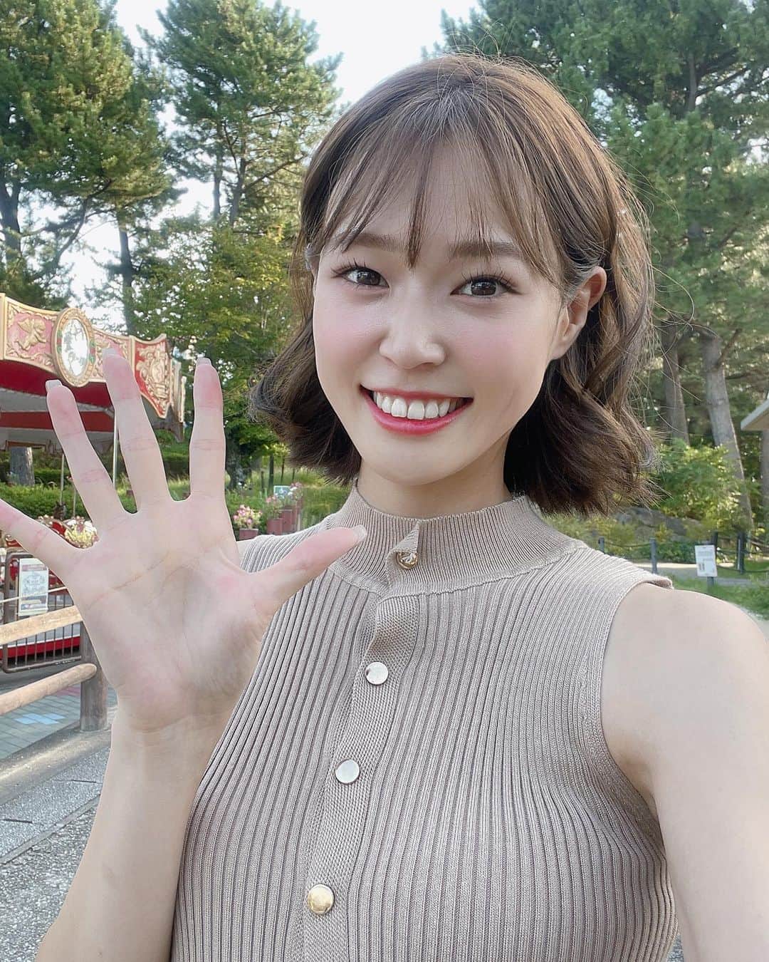 橘香恋のインスタグラム：「おはようございます🥰 ⁡ 前回の投稿に いいねとコメントありがとうございます✨ ⁡ ⁡9月も温かい応援ありがとうございました❤️  ⁡ #橘香恋 #ニットワンピース #ノースリーブ #秋コーデ」