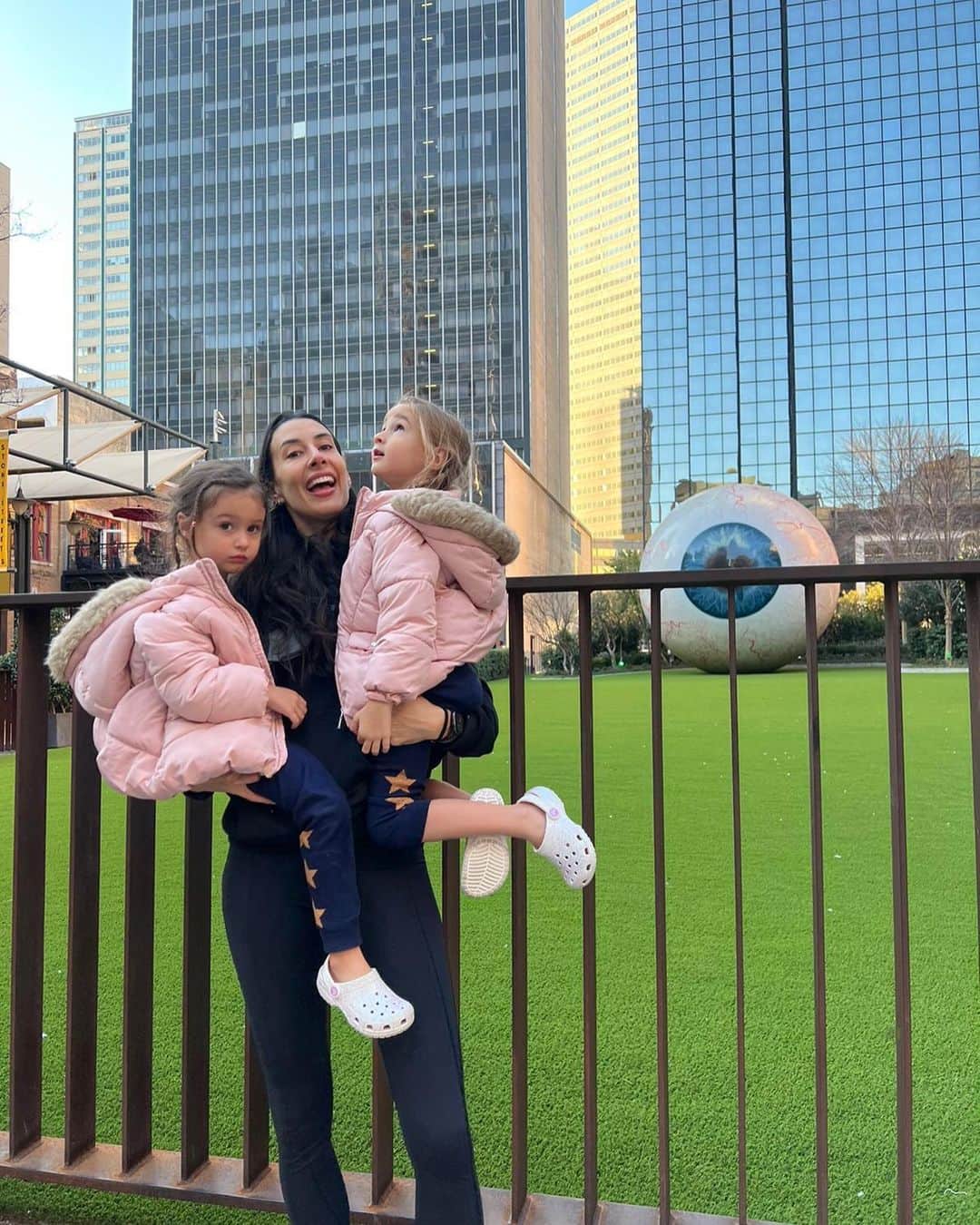 シェイラ・カストロのインスタグラム：「Hoje o #tbt é cheio de amor com as minhas tutucas. Sempre juntas!!! 👩‍👧‍👧❤️」