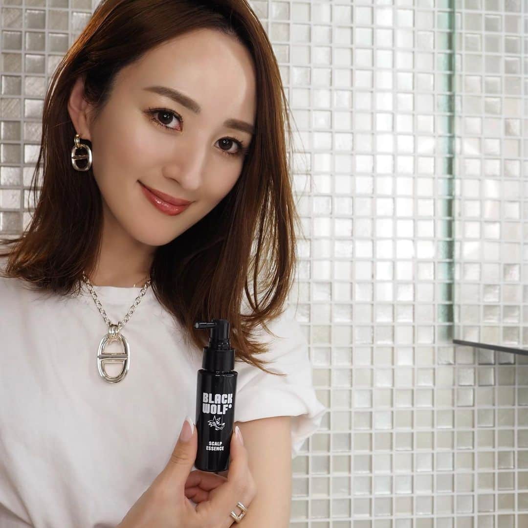 星玲奈のインスタグラム：「私のヘアケアは、美容師の夫に色々と聞いて 今の年齢に合ったものを頭皮から髪から色々と試しています💆🏻‍♀️  年齢より下に見えるのも上に見えるのも やっぱり髪の印象ってかなり大きい！😳 そしてその基盤、重要視するのはやっぱり頭皮！！！ 頭皮ケアをきちんとしているかそうでないかで、髪の健康って絶対的に変わってくると思います！ この　@blackwolf_taisho は メンズのスカルプエッセンスなんですが 洗い流さないタイプで 頭皮に潤いを与えてくれる。 男性も顔に化粧水をつけるのと同じように 頭皮も同じ肌なので 早いうちからきちんとケアを習慣化することも大事なんだとか！  こちらのブラックウルフのスカルプエッセンス、 夫も少し前から存在知っていて気になっていたようなので また使ってみての感想を聞いてみようと思います😊✨  #BLACKWOLF #ブラックウルフ #大正製薬 #美容 #スカルプエッセンス#スカルプ美容 #頭皮美容液 #未来は俺が作る #今からやるんだよ #PR」