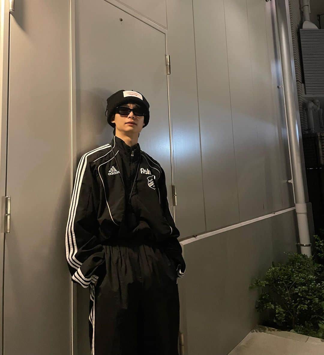 鈴木志音のインスタグラム：「最近コーディネートのどこかにadidasを入れるのにハマっています🖤 . 全身adidas🐾🫰🏻 . . .#おんおん日記」