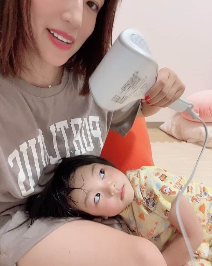 のインスタグラム：「シャープから発売されたプラズマクラスタードライヤーIB-WX3を使ってみましたぁー✨ ももちゃんはドライヤーが苦手で、いつも普通のドライヤーだとウルサイから嫌だーとか、強すぎる〜とか文句ばかり言われてドライヤーしようとすると逃げられますが、このドライヤーはすんなりOKしてくれて、気持ちよくなったのか寝そうになってる🤣 ジェントルモードという新機能を使ったのですが、このモードは風量小よりも風量を抑えて風の温度を低めに、さらにドライヤーと髪が近すぎると冷風に切り替わる安心設計になっているのです！ 大きな送風音に敏感なお子様に配慮したやさしくヘアドライ出来る新しいモードなので、ドライヤー嫌がるお子様には本当にオススメ❣️ これからの季節、髪の毛濡れたまま寝かせたら体調を崩さないか心配なのでこのドライヤーに出会えてよかった✨ ２つの風が出るから時短にもなるし、風が低温で髪がパサつかない✨ プラズマクラスターで髪もうるおうから、大人にも嬉しいかも！ 軽いしコンパクトだし私自身も凄く気に入りました🤗  @sharp_beaute.a #はじめてのドライヤー #やさしく乾かす #ジェントルモード  #ドレープフロードライヤー #プラズマクラスタードライヤー #シャープ #ボーテアー」