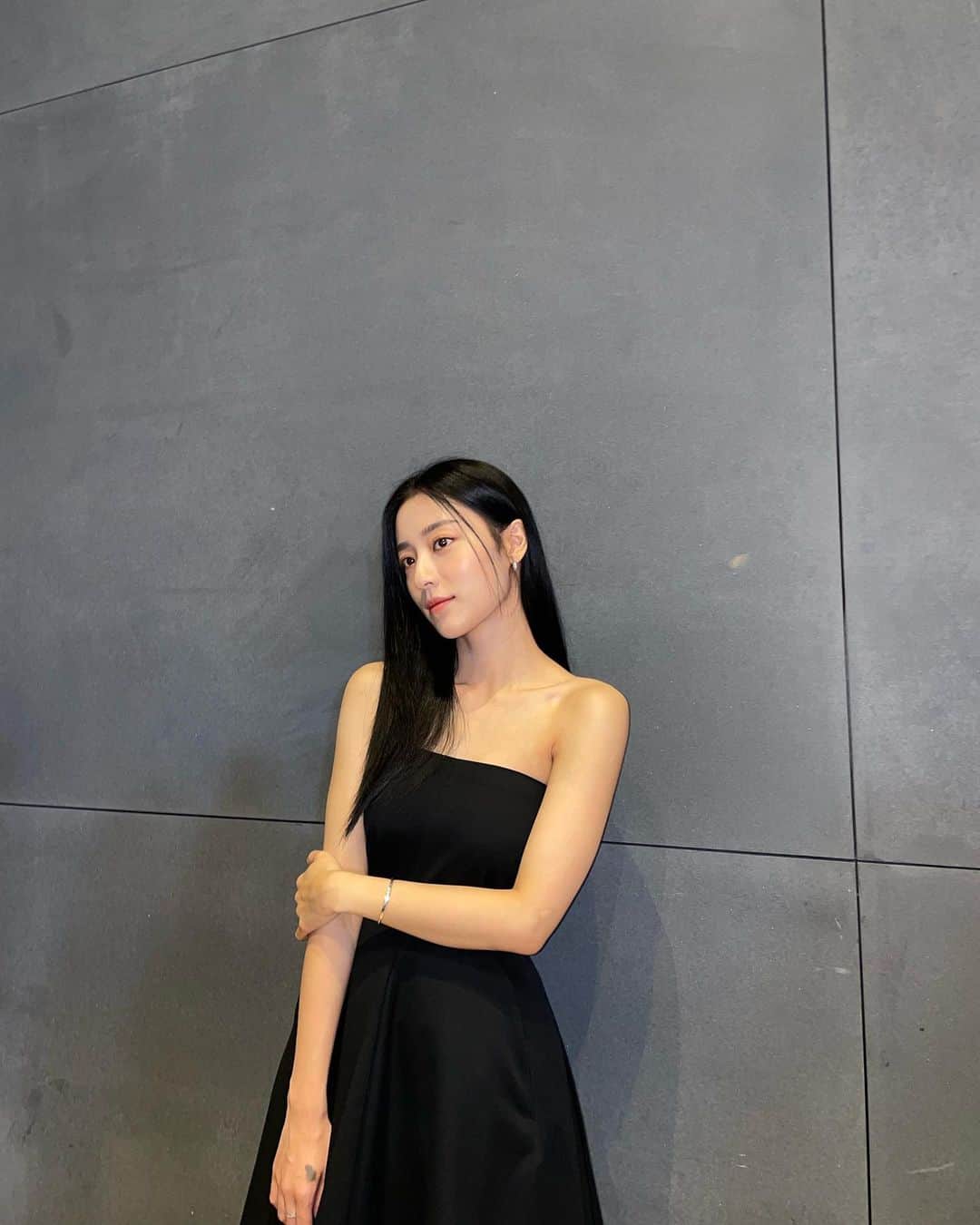 カン・ミナのインスタグラム：「다들 제발회 보셨나요? 이따 저녁 7시에 naver now에서도 만나요💙」