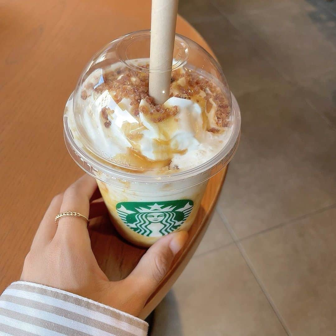 磯佳奈江のインスタグラム：「お芋の季節きた🍠🍂 やっと飲めた🥹  #starbucks #スターバックス #スタバ #スタバ新作 #焼き芋ブリュレフラペチーノ #フラペチーノ #秋」