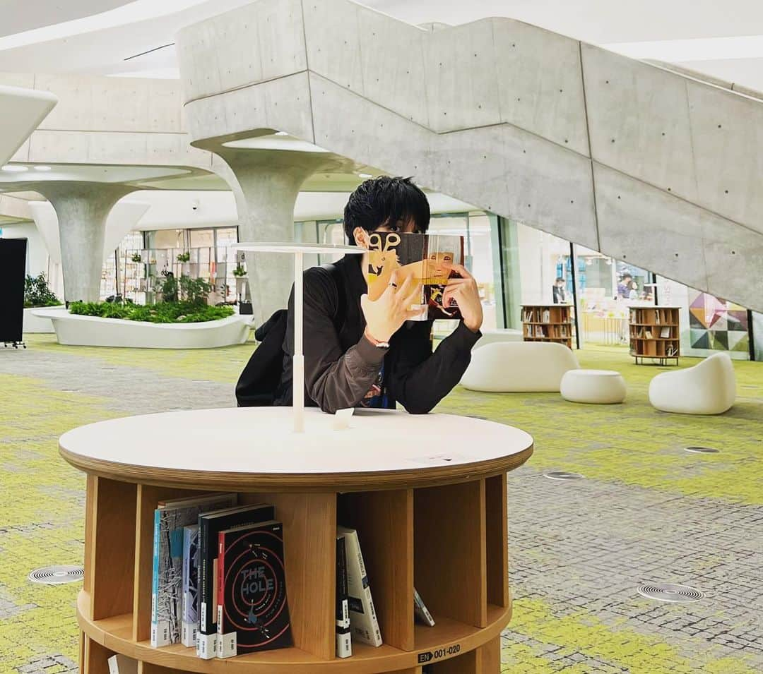 夢屋まさるさんのインスタグラム写真 - (夢屋まさるInstagram)「本読んでないよ、見てるよ👀👀 #ddp  #seoul #東大門」9月30日 16時41分 - yumeyamasaru