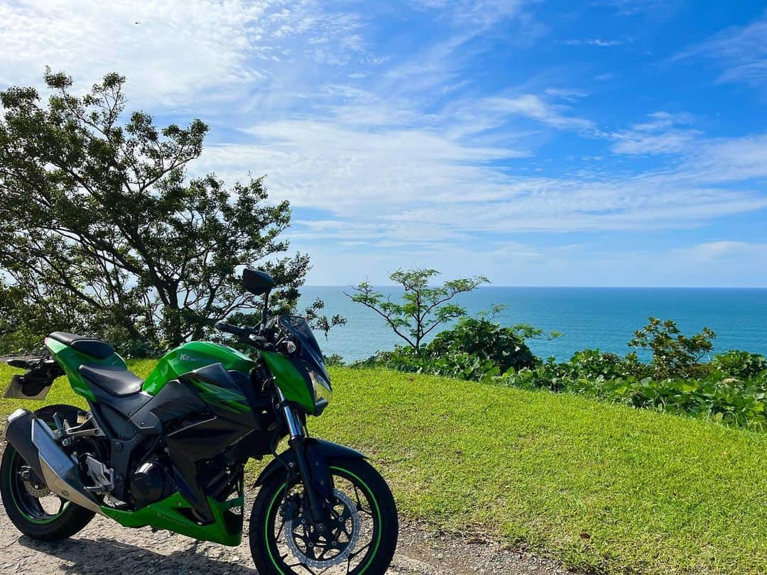 内山ミエさんのインスタグラム写真 - (内山ミエInstagram)「ツーリングで日本海フィッシャーマンズケープへ🏍🌲ここ景色良くて大好き！😍🌊  バイク乗るのに最適な季節☺️今週末も天気が良いみたい☀️  #ツーリング　#新潟ツーリング　#日本海フィッシャーマンズケープ #kawasaki #z250」9月30日 17時00分 - mieuchiyama