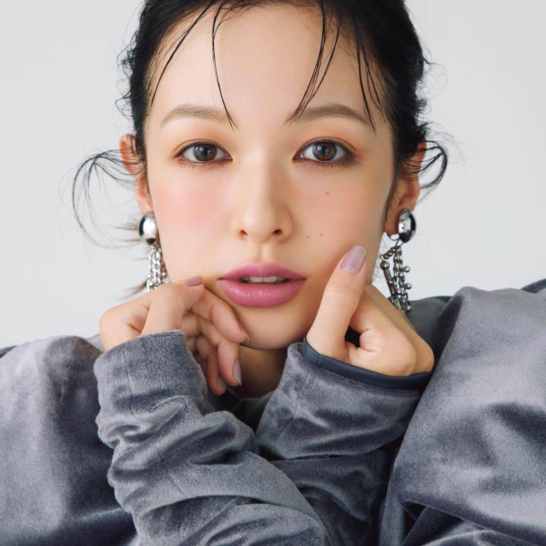 のインスタグラム：「@maquia.magazine 11月号🎖  @yasuhisa_kikuchi  @yukarihayashi  @eskurumiaya」