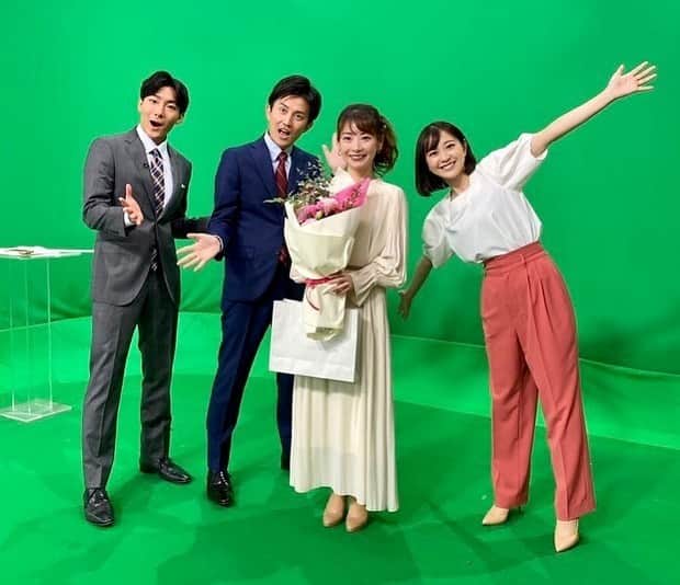 のインスタグラム：「日曜Nスタの気象予報士・奈良岡さんが先週でご卒業でした💐 寂しくなってしまいます…  いつでもさっぱり優しい空気でお話ししやすくて、 お天気のことを教えてもらったり OAでも尺調整を助けていただいたり、 たくさんお世話なりました 🌈✨  新生活も楽しい日々になりますように♡ お疲れさまでした&ありがとうございました！  #記念撮影はグリーンバックで #モニター越しに見ると夜景に🌃  #tbs #Ｎスタ #奈良岡希実子 さん #卒業 #赤荻歩 アナ #小沢光葵 アナ #若林有子」