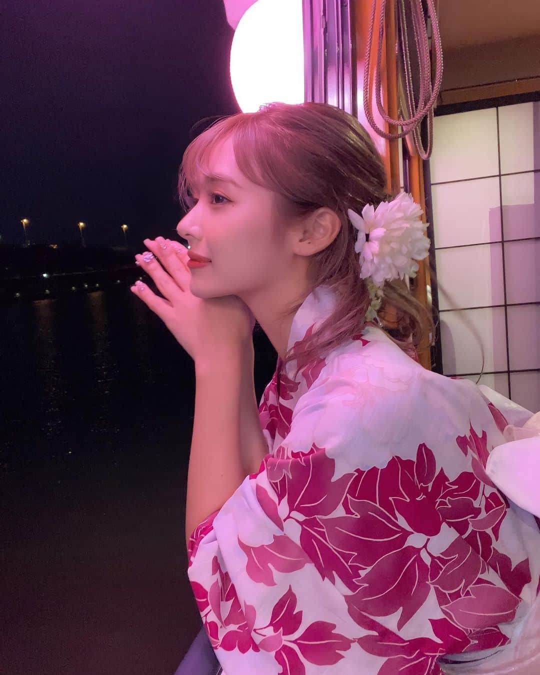 のインスタグラム：「今年の夏 最後の思い出🏮  涼しくて屋形船気持ち良かったな〜 大好きな皆と最後の思い出作れた☺️  なんだかんだ毎年ここの屋形船行ってるw」