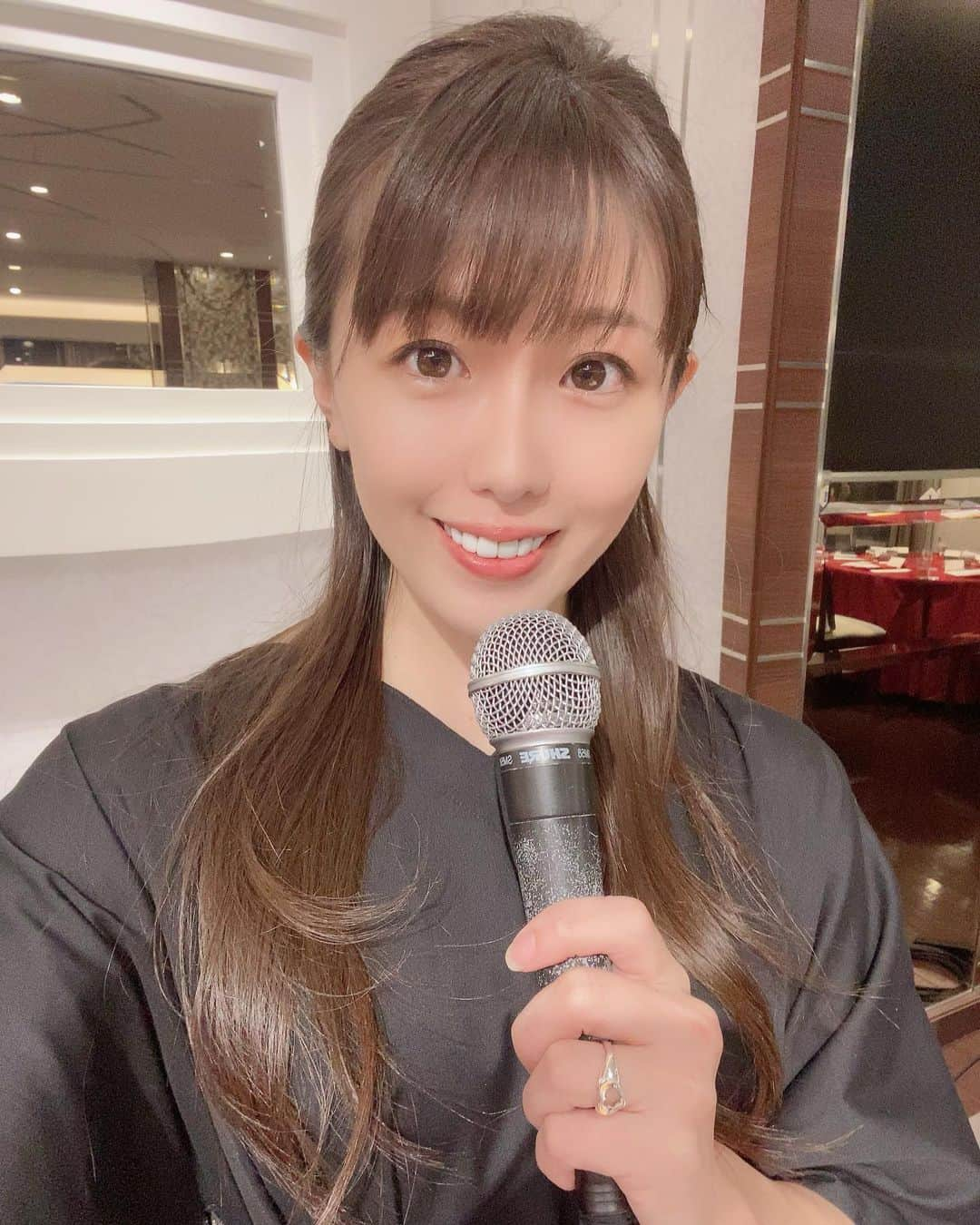 藤井舞のインスタグラム：「華やかな会の司会は特に楽しくて好き🎤  #フリーアナウンサー  #女子アナ  #女性経営者  #若手経営者  #起業家  #アナウンサー  #オーナー  #飲食店経営  #求人募集  #フォロー希望  #美容室  #東京  #赤坂  #会員制bar」