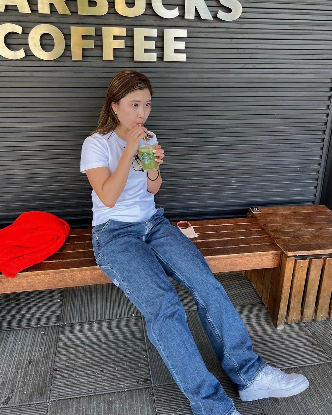 さくらのインスタグラム：「2週間以上インスタ投稿サボってた🫥 お久しぶりです🫥 ってのも、、 ずっと顔の肌荒れ治らんくて写真撮りたくなかった🫥 少しマシになってきたので、今日の朝の写真🤓学校の前にスタバ☕️ ⁡ 今日で9月も終わってしまうということで、、 1年の4分の4が始まる！！！早い！！！！ 最近は涼しくもなってきて、ふんわり秋を感じる日もありますね🍠🍁 ⁡ 9月もお疲れ様でした。 10月も気を引き締めて共に頑張っていきましょうう！！🌱 ⁡ #何飲んでるでしょうか #カスタムまみれです #ちなみにメガネは伊達メガネではありません #メガネがないと乱視が炸裂します #メガネケース無くなりました ⁡ #筋トレ#筋トレ女子#腹筋#腹筋女子#背筋#おしり#fitness#bodymake#homeworkout#ダイエット##hiitworkout #diet#healthylifestyle#gym#booty」
