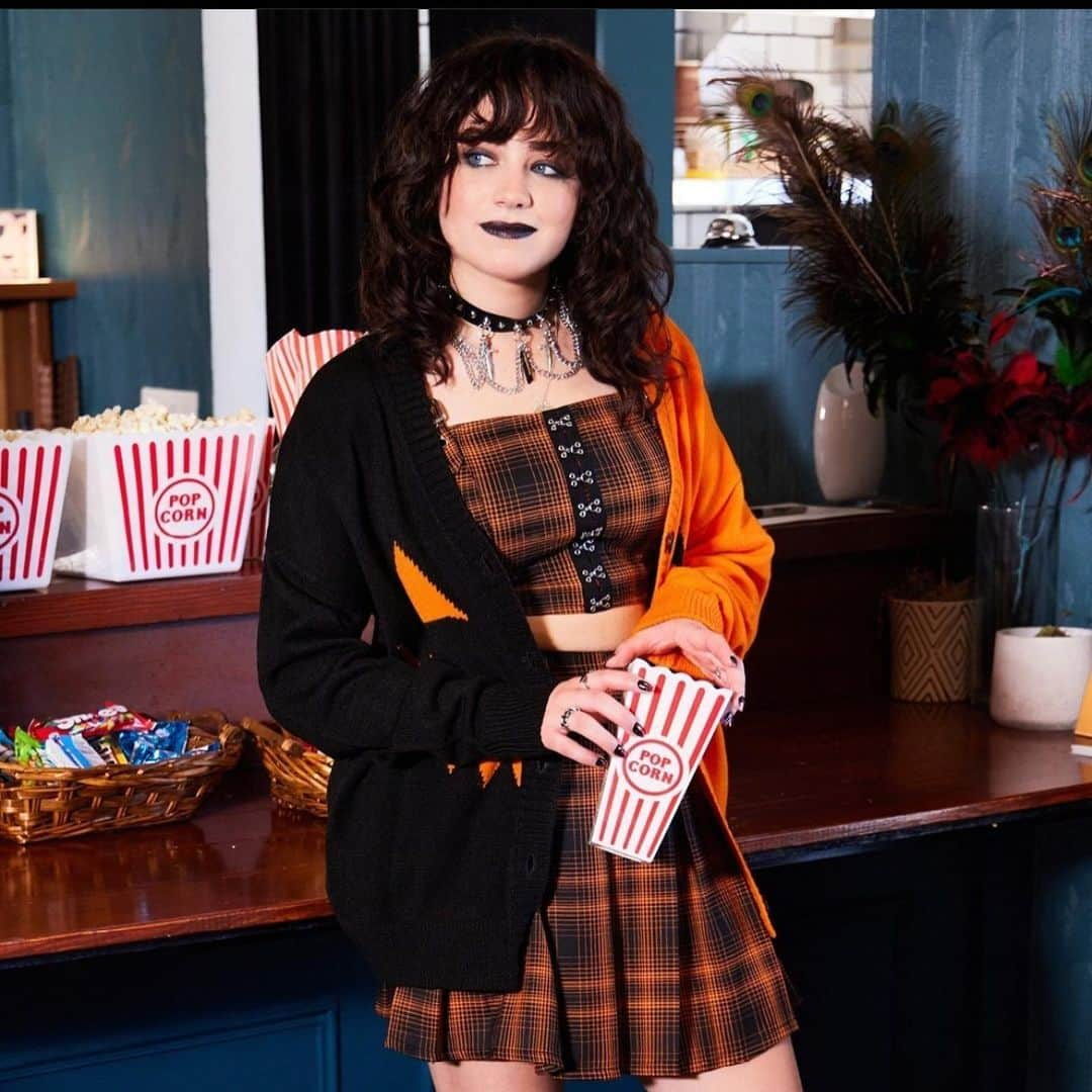 メアリー・モーサのインスタグラム：「Halloween 5ever.   aka : the time my lifetime dreams of living in a world full of Halloween and Hot Topic came true at once.   here’s some fun bts ‘making of’ shots - as well as one pic that truly shows I’ve been an emo girl forever (at least I thought I was and I truly tried to be)  @hottopic #HalloweenForever #SponsoredbyHT」