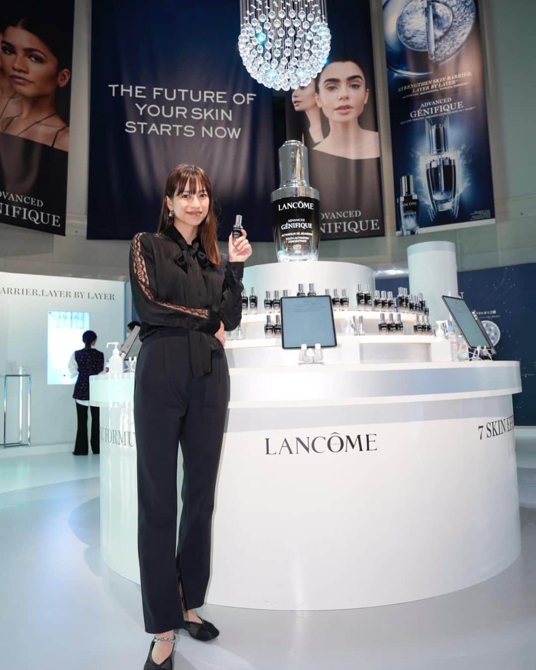 紺野ゆりのインスタグラム：「🌹 LANCOM(@lancomeofficial)の 期間限定POPUPイベント 『ランコム美肌菌ステーション』が 今日9/30-10/2の３日間限定で表参道スパイラルで開催されます☆  昨夜、一足先に体験してきました☆  POPUPは入場無料で、 実際にジェニフィックシリーズの体験ブースや肌診断など ワクワクするコンテンツがいっぱい✨✨  是非ランコム公式LINEで予約して行ってみてね☆ ジェニフィック7日分や人気商品のサンプルプレゼントももらえるそう🎁✨✨  ジェニフィックシリーズ実際に美顔器を使い、 お顔全体で試せるのですっぴんで行くのをお勧めします♬(試す場合メイク落としてくれますが) 肌の奥まで浸透してお肌ふっくらしたよ🤩  #ランコム #美肌菌ステーション #ジェニフィック #PR」