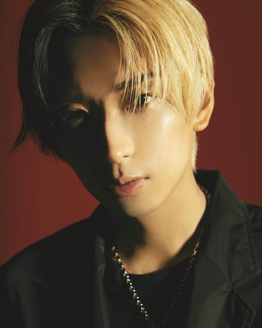 Hikaru（ヒカル）のインスタグラム：「書籍販売を記念して雑誌でカッコよく撮って頂きました。」