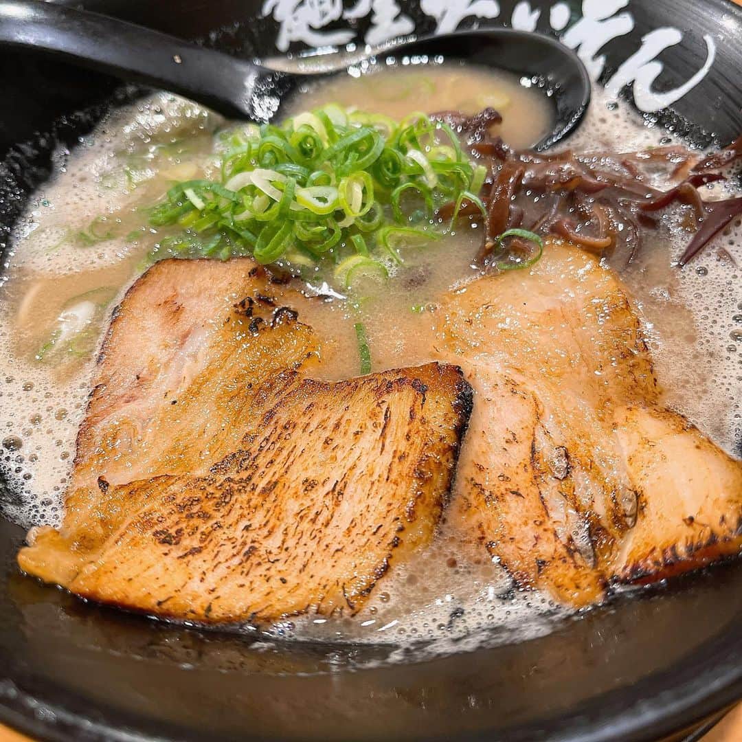 パパイヤ鈴木のインスタグラム：「激ウマだった！！ #豚骨ラーメン」