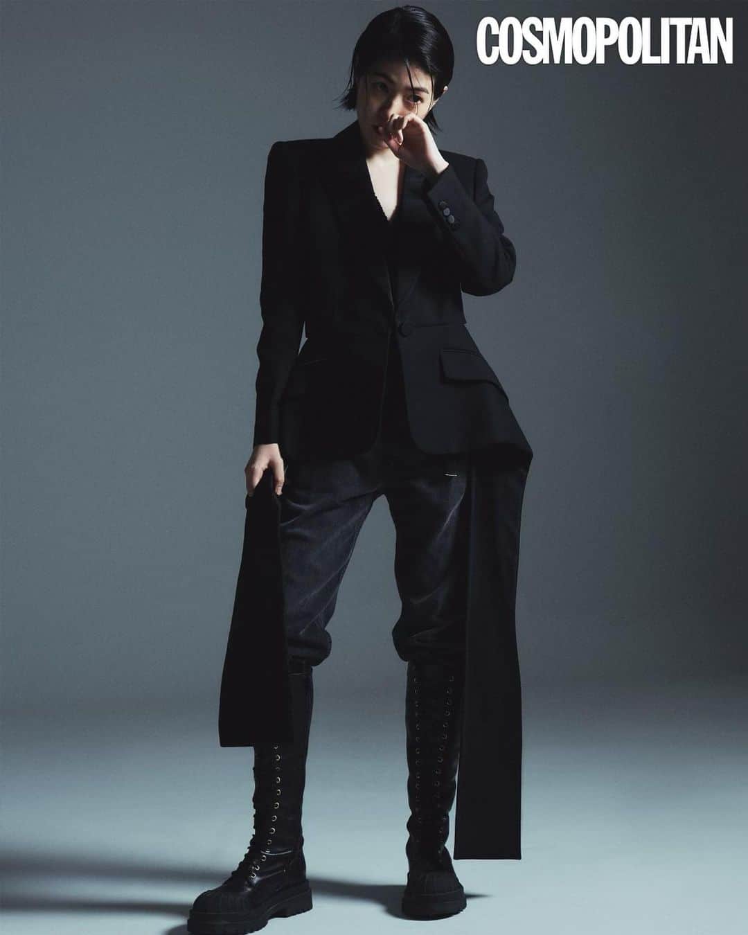 シム・ウンギョンのインスタグラム：「@cosmopolitankorea   감사합니다!!  Editor @papersalt_  Photo @keemsinae  Stylist @kukseonnh  Hair @jomimimimijo  Make-Up @___s_yeon」