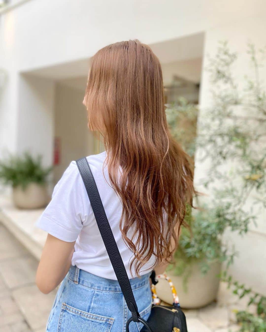 のインスタグラム：「髪色いい感じ😗✌️ 前髪がやっと伸び始めたから 今きるか、また伸ばすか 悩み中😱😱  最近は少しエクつけてるよ💗 @0606ryomaan 君 いつもありがとうね✌️  アタシの美容室✂️明治神宮の交差点🚦 からすぐだょん💋 @fi_ne_harajuku ✅ ずっとココ☝️  りりのインスタみたよー😗って 言ってもらえたら エクステ以外3メニューが 1万円だからかなりお安くなります😼 ぜひー💗💗💗  よろしく💋 #love #美容室 #hair  #selfie」