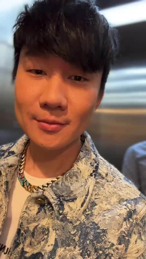 林俊傑のインスタグラム：「Miracle Coffee Opening!  @miraclecoffeesg  ps: had to end abruptly cos the phone got too hot!」