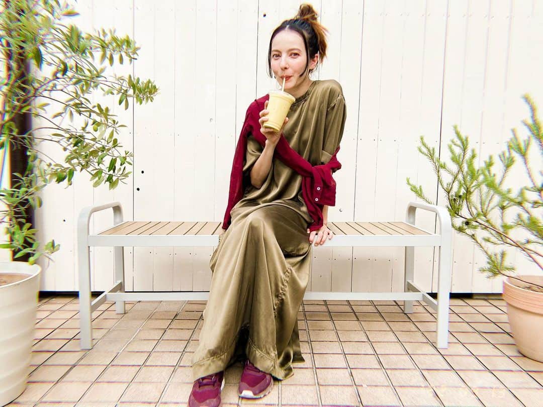 ベッキーのインスタグラム：「大好きなオーガニックのスムージー屋さん　@skyhighjuice ♡ 移転&パワーアップしたとのことで、新しいフードメニューの試食会に遊びに行きました。 バーガーも、ピザも、全てビーガンでほんっとうに美味しかったです。 (ピザはグルテンフリーでもある🍕)  最後は、愛するアボカドスムージーでしめました。  またすぐ遊びに行きます🙏」