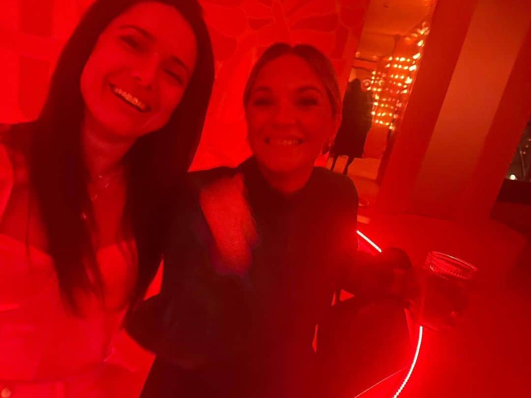 バネッサ・レイのインスタグラム：「There are just those friends that make every experience fun. @jennaraehull is the friend that throws that experience/party l and @ali_cobrin is the friend that makes it a “night”. So proud of @onesownfireside @jennaraehull and the entire crew behind the @hermes event tonight.❤️」