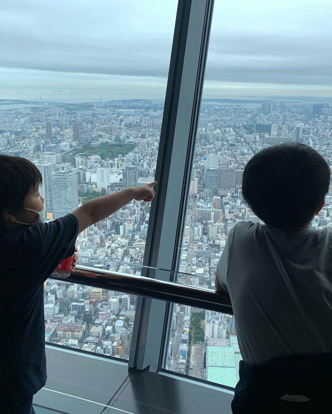栗原由佳さんのインスタグラム写真 - (栗原由佳Instagram)「いつも車から見るばかりだったから 先日思い立って行ってみました。  #スカイツリー   人が多かったー！  東京タワー🗼がすごく小さく見えて 逆に気になったらしく、 今度は東京タワーに行こう〜と 言っています。  上の子たちが小学生のころ 東京タワーも スカイツリーも 他にも東京あちこち出かけたけれど  チビたち二人はその頃 まだ生まれてなかったり(爆) よちよちだった頃にしか来てなかったので、 今回はもうちゃんと 記憶に残ったんじゃないかと 思われます笑笑  #くもり空  #9月  #連休   #4人きょうだい  #歳の差きょうだい   #大学1年  #高校2年  #小6  #小1」9月30日 13時18分 - yuka.kurihara.okajima