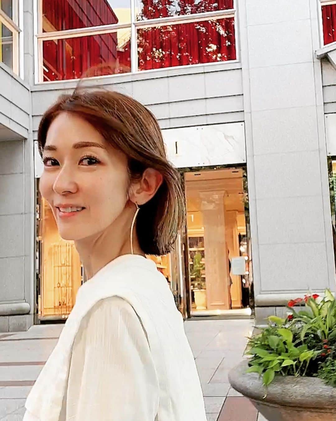 大河内奈々子のインスタグラム：「・ ・ お仕事へ向う途中🚶‍♀️  早く歩きすぎて ぼさぼさ🫥  でも お天気がいいので　気にしない🤭  #nanakoohkouchi #大河内奈々子 #秋の日」