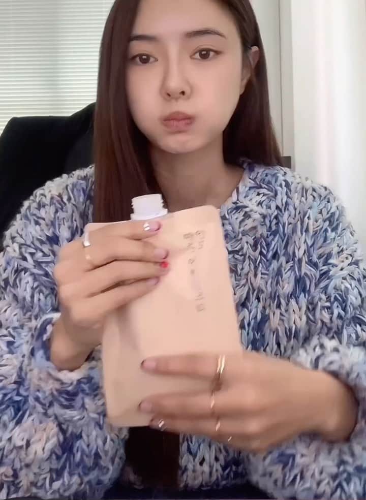 キム・ボラムのインスタグラム：「*안도오픈* 밥 먹을 시간 없을 때 꼭꼭 챙겨 먹는 안도 쉐이크ㅎㅎ  스케줄이 많을 땐  식사 시간 챙기기도 어렵더라구요😂  그럴때 안도쉐이크랑 아르지닌  꼭꼭 챙겨먹고 건강과 체력 둘다 챙기는중이에요 ㅎㅎ!  🤎오트 멀티 그레인 ❤베리 그릭 요거트 🧡마론 어썸 밀크티 🖤쿠크 소프트 오레  취향 따라 기분따라 골라드시구 물만 넣어주면 영양성분도 고루고루 토핑도 풍부해서 식사대용으로도 충분해요💕  오픈과 함께 열린 선착순 이벤트도 놓치지 마세요!  🌼 선착순 이벤트 ✔ 30분 ✔ 안도 쉐이크 한팩(랜덤)」