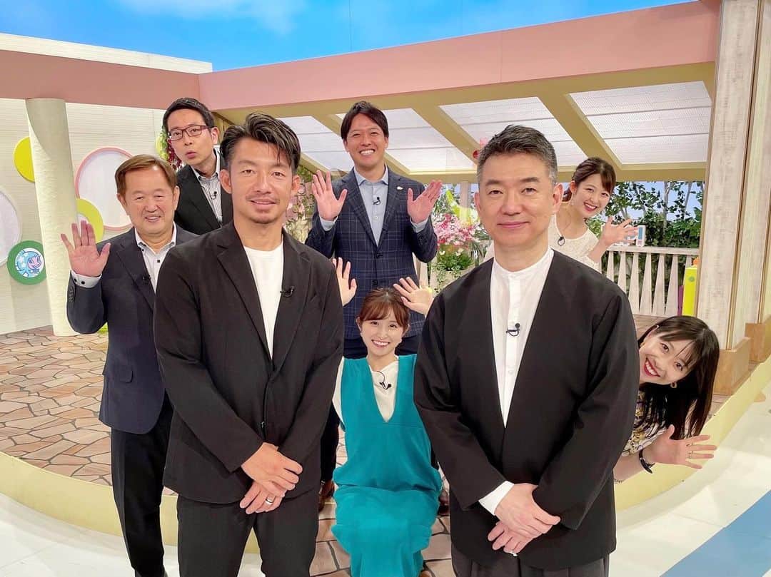 虎谷温子のインスタグラム：「ようやく金曜日です！！！🥹🥹🥹 (すみません、私事で…週末お仕事の方、お疲れ様でございます！) 今週最後の #すまたん は #橋下徹 さんと #鳥谷敬 さんにお越しいただきました😊  なんか、私と諸國さん @sayoko_shokoku.ytv 、原木しいたけみたい…」