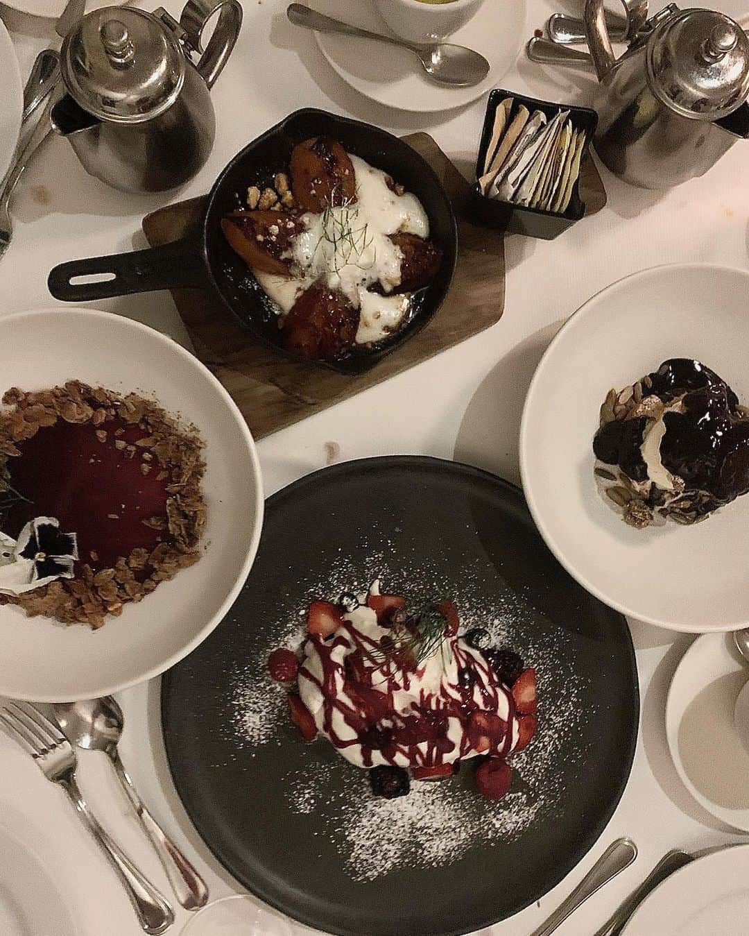 入山杏奈のインスタグラム：「🤤🍰🍨🖤」