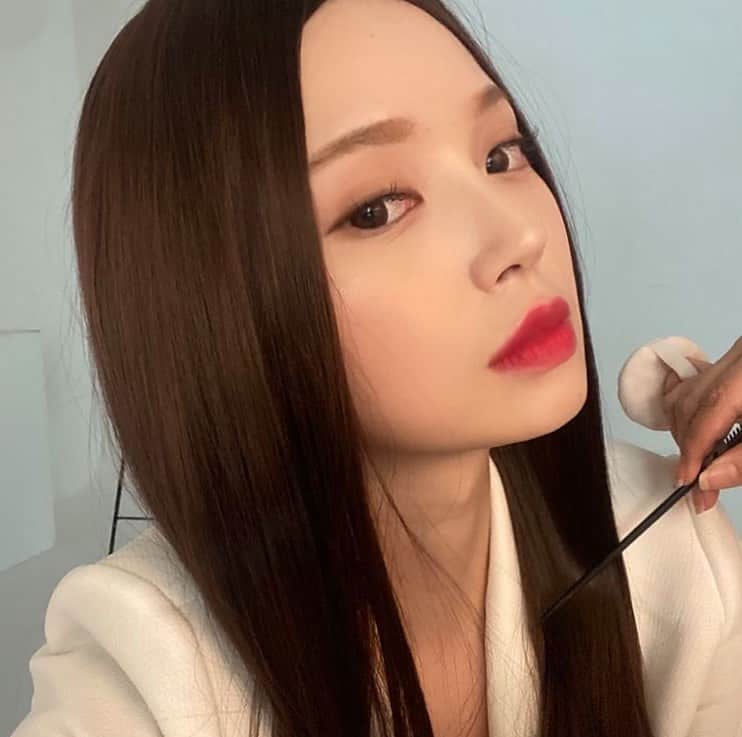Yoonbitnaのインスタグラム：「#협찬 꾸준하게 관리 받으러가는 위뷰티교대점 💆🏻‍♀️ 다른 곳과는 다르게 🦶로 마사지를 해주는데 솔직히 아픈만큼 너~~~무 시원하고 얼굴의 윤곽이 그 즉시 확연히 달라지는 걸 느껴서 예뻐지기 위해 못 끊어요.. 저는 부기가 조금은 있지만 며칠 지나면 금방 빠지고,윤곽라인이 더 예뻐졌어요! 👸🏻 10월달에도 뷰티촬영 때문에 꾸준히 갈 예정입니다~😉 우리 실장님 정말 잘 하거든용😌❣️」