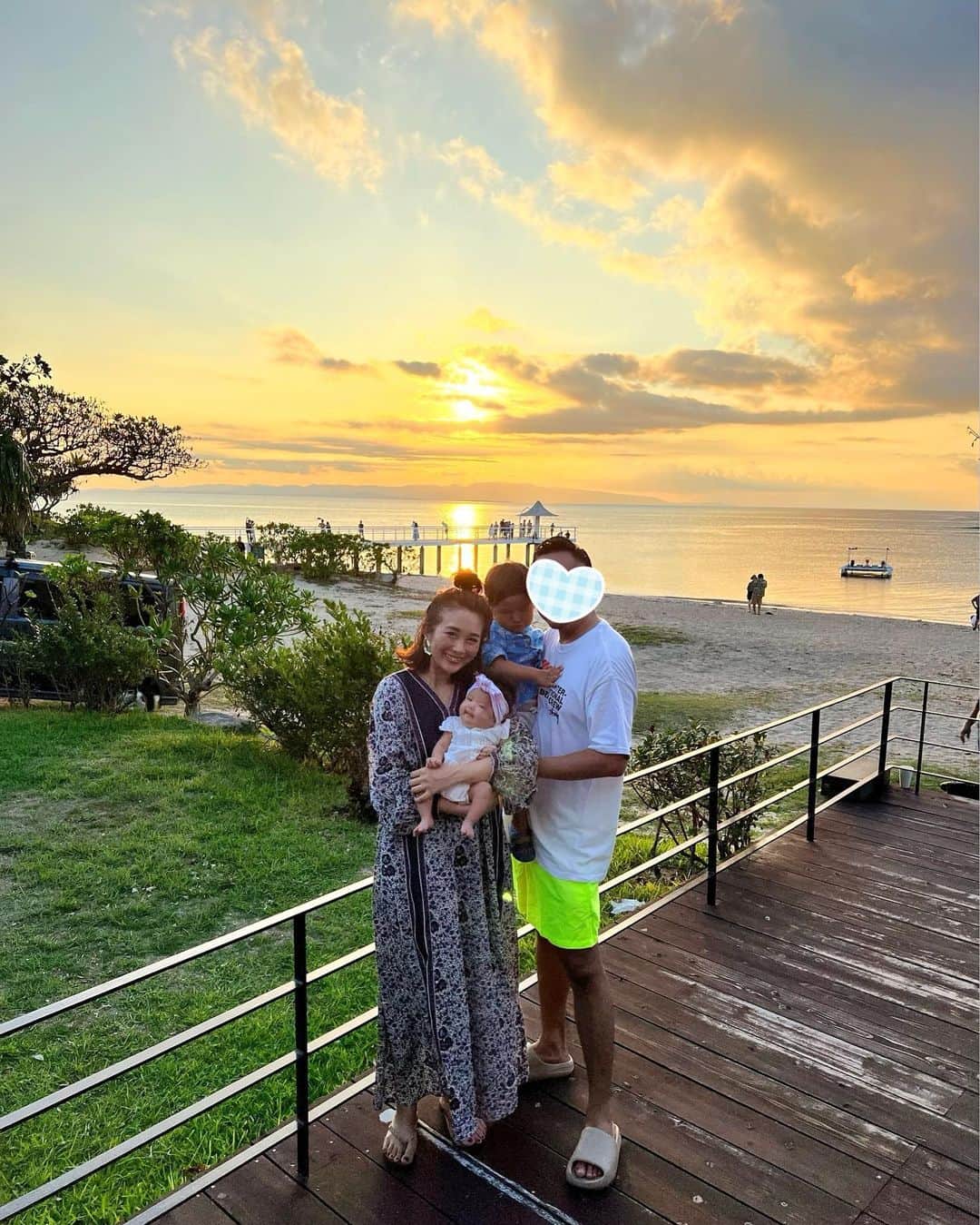 Mai Wakimizuのインスタグラム：「1枚目、サンセットをバックに良い写真が撮れた！と思いきや、よく見ると息子の顔よ。笑 最近カメラ目線は変顔オンリー。 お部屋のプールで永遠遊んで夜はBBQ楽しみながらLIVEに参加して、合間で妹のお世話して♡お風呂入ったら力尽きてバタンキュー！今回の石垣島はプール大好きな息子の為に組んだもの。存分に楽しんでもらおう＼(^o^)／ #2歳2ヶ月#2歳男の子#生後2ヶ月#0歳女の子#babygirl#兄妹 #家族旅行#石垣島#沖縄#フサキビーチリゾート」