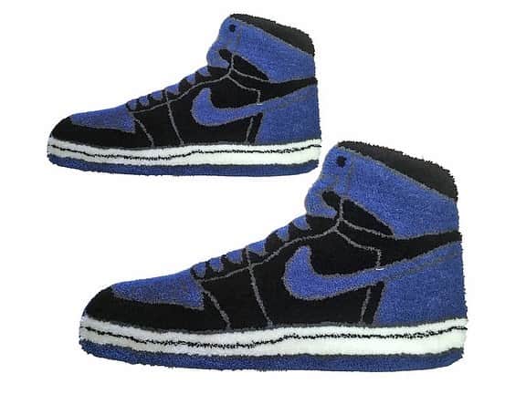 セカンドラボのインスタグラム：「AJ1 BIG RUG MAT  毎回リリースするたびに好評なスニーカーラグマット。 今回初めてビッグサイズをリリース。 通常の1.5倍くらいの大きさで よこ90cmたて55cm  通常のサイズも少量再入荷！  http://secondlab.us  #sneakers #kicks #secondlab  #snkrs #nike #rug #interior  #faniture #home #decor #living #products #lifestyle  #japanmade #jordan #aj1 #madeinjapan #ラグ #スニーカー ＃マット」