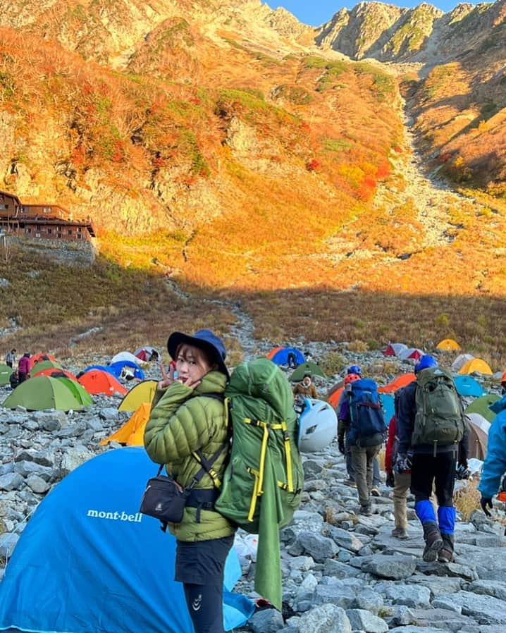 中村葵のインスタグラム：「秋の涸沢🍁  patagoniaのダウンは軽いしあったかくて便利！ ・ 写真集の撮影終わったからもう打身とか気にしなくていいから山行きたい🍀🤣 ・ ・ #涸沢カール #涸沢 #涸沢ヒュッテ #涸沢小屋 #涸沢カールの紅葉 #涸沢カールでテント泊 #テント #テント泊 #北アルプス#北アルプス縦走 #山ガール#山#登山 #登山女子 #登山コーデ #登山好きな人と繋がりたい #山登り#山登り好きな人と繋がりたい #山が好き #山が好きな人と繋がりたい #アウトドア#アウトドアコーデ #リポーター#中村葵 #patagonia#monbell #arcteryx #japane#japantravel #japanphoto」