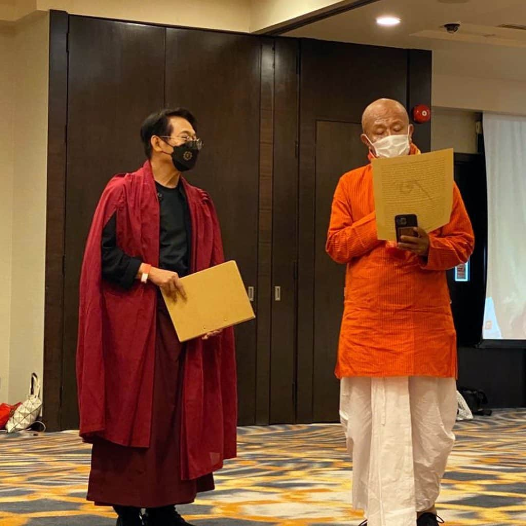 ジェット・リーのインスタグラム：「I still remember when I first met Dzongsar Khyentse Rinpoche 22 years ago. I am so happy and grateful to have been able to learn from him over the last few decades. Recently, I had the wonderful opportunity to speak with him and share my thoughts and experiences along my journey.   https://youtu.be/cwkKDJHDaZ4」