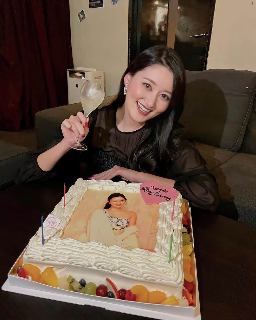 岩波彩華のインスタグラム：「今年も無事にお誕生日を迎えることが出来ました！  沢山メッセージ頂いて大歓喜です😭💕  周りの方々へ感謝の気持ちを忘れず 清く正しく美しく生きていきます😌🙏🏻  いつも本当にありがとうございます💛 今度とも宜しくお願い致します✨  #お誕生日 #happybirthday」