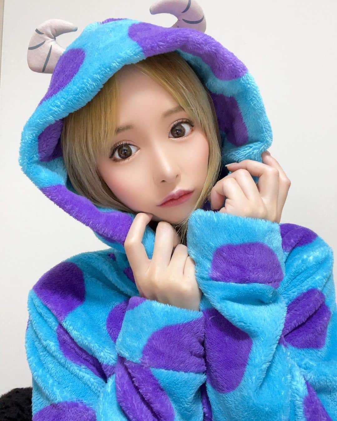 黒宮ちはやのインスタグラム：「モンスターズインク観たことないけど可愛いから買った💙💜💚   #黒宮ちはや #小悪魔ageha #モデル #キャバクラ #キャバ嬢 #ホステス #ラウンジ #水商売 #お酒 #歌舞伎町 #新宿 #六本木 #銀座 #北新地 #ミナミ #渋谷 #すすきの #シャンパン #華灯 #ディアレスト #ディズニー #モンスターズインク #サリー」