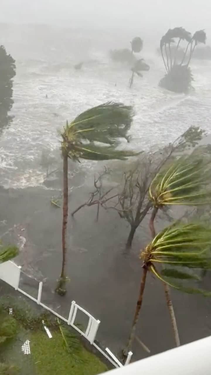 のインスタグラム：「After making landfall on Wednesday, the impacts of Hurricane Ian are being felt across the state of Florida.」