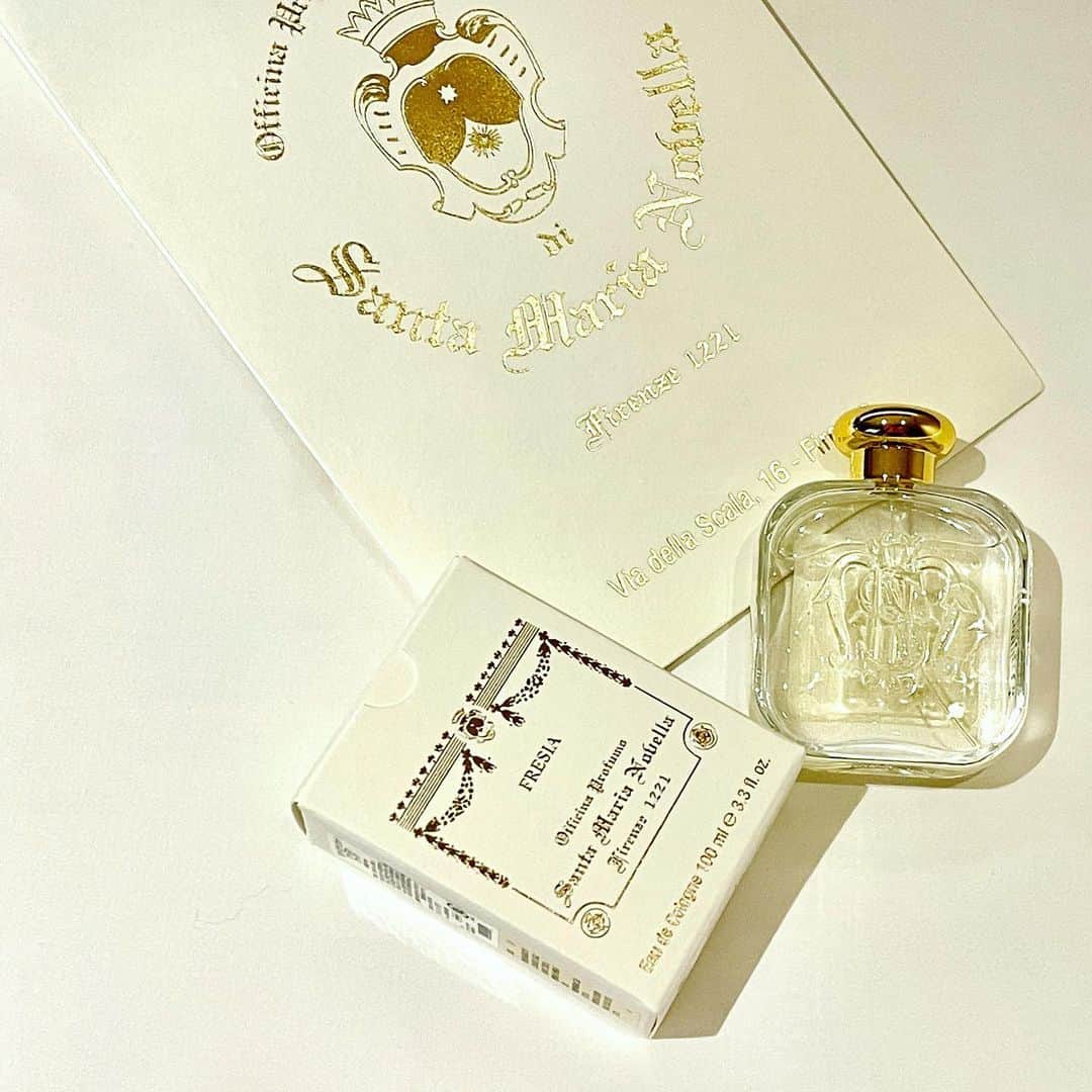 ケイン・デニスのインスタグラム：「#香水 変えた というか自分で香水新しいの買ってつけてるなんて15年くらいぶりかなー。 ずっと#chloe だったから  #santamarianovella 結構マイナーだと思うけど、めちゃくちゃ好みの香り」