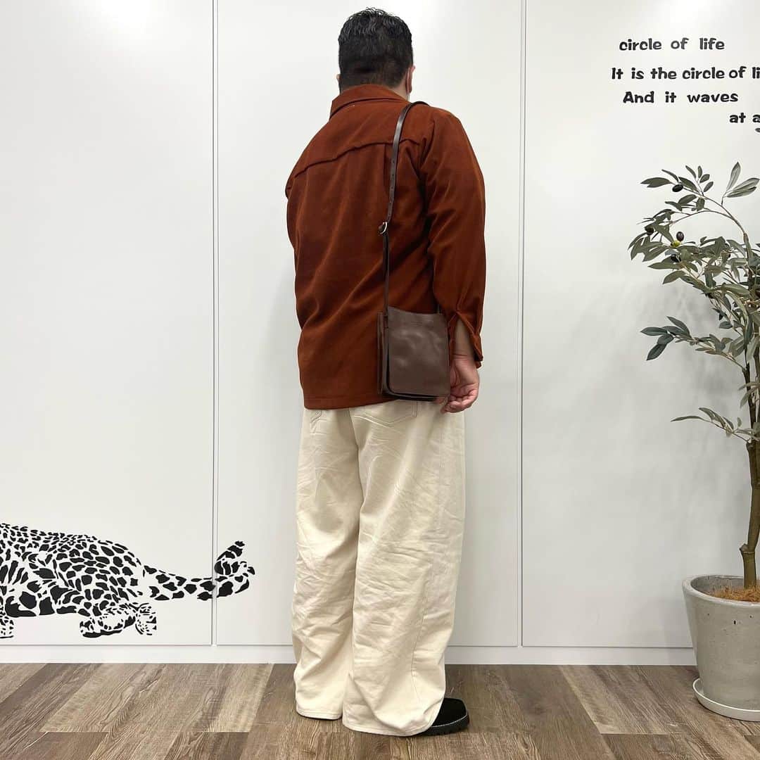 のインスタグラム：「TORATO スタッフコーディネート🐯  レッドブラウンのレザーの色味も相まって、秋らしさひきたつコーデに仕上がっていますね！  --------------------------------------------- 商品詳細:  < SLOW >  スロウ shoulder bag S ショルダーバッグ herbie SLOW SO829K 22ss  ￥ 27,500(税込)  コンパクトで合わせやすい、ハービーレザーのショルダーバッグ。  「自分たちが持ちたくなるモノを作る」という精神を原点に、使うほどに味わい深くなるモノ、ゆっくり長く愛用できるモノを日本の職人が誇る技術を駆使し創作しているSLOW(スロウ)。移り変わりの激しい時代に流されずゆっくりと創作を追及していきたいというモノ創りのスタンスで、時代を超えて愛されるアメリカンカジュアル&トラッドテイストのアイテムを展開しています。丈夫で軽く、経年変化もしやすい国産の革、ハービーレザーを使用したショルダーバッグです。コンパクトなサイズ感でちょっとしたお出かけに便利。コーディネートのアクセントとしても性別問わずお使いいただけます。 ---------------------------------------------  ▼TORATO @torato.jp  #torato#slow#bag#sholderbag#fashion#tokyo#shinjuku#instagood#instalike#instafashion#ootd#トラト#スロウ#バッグ#ショルダーバッグ#スタッフコーデ#スタッフコーディネート#staffcode#秋コーデ#秋コーデメンズ」